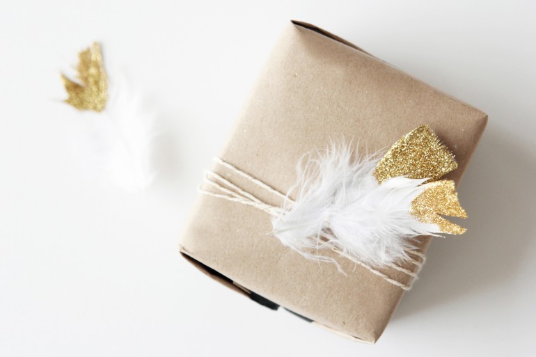 idee-paquet-cadeau-plume-glitter-kraft-dore-or-1