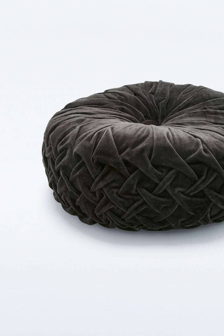 coussin velours urban outfitters / Hëllø Blogzine - www.hello-hello.fr
