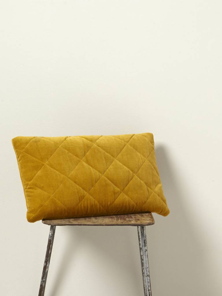 Coussin velours cyrillus// Hëllø Blogzine blog deco & lifestyle www.hello-hello.fr