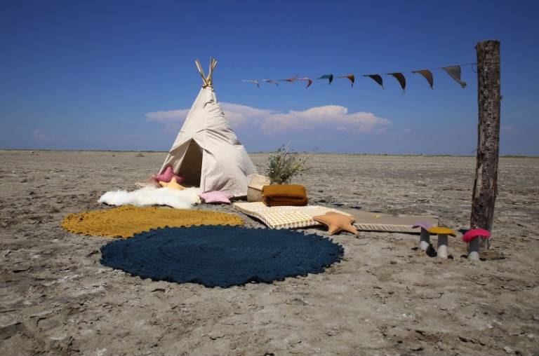 tapis broderie gypsy en jute rond jaune varanasi // Hëllø Blogzine blog deco & lifestyle www.hello-hello.fr