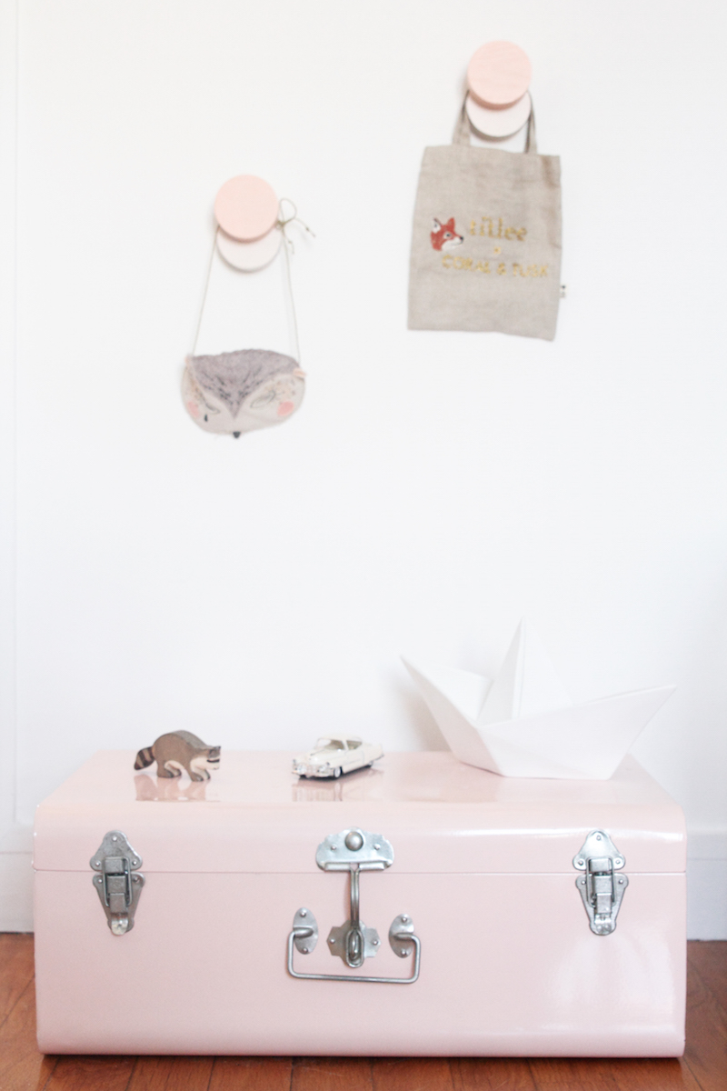 La chambre de Léonie. Déco chambre fille, romantique et vintage // Hëllø Blogzine blog deco & lifestyle www.hello-hello.fr #vintage #ampm #pink