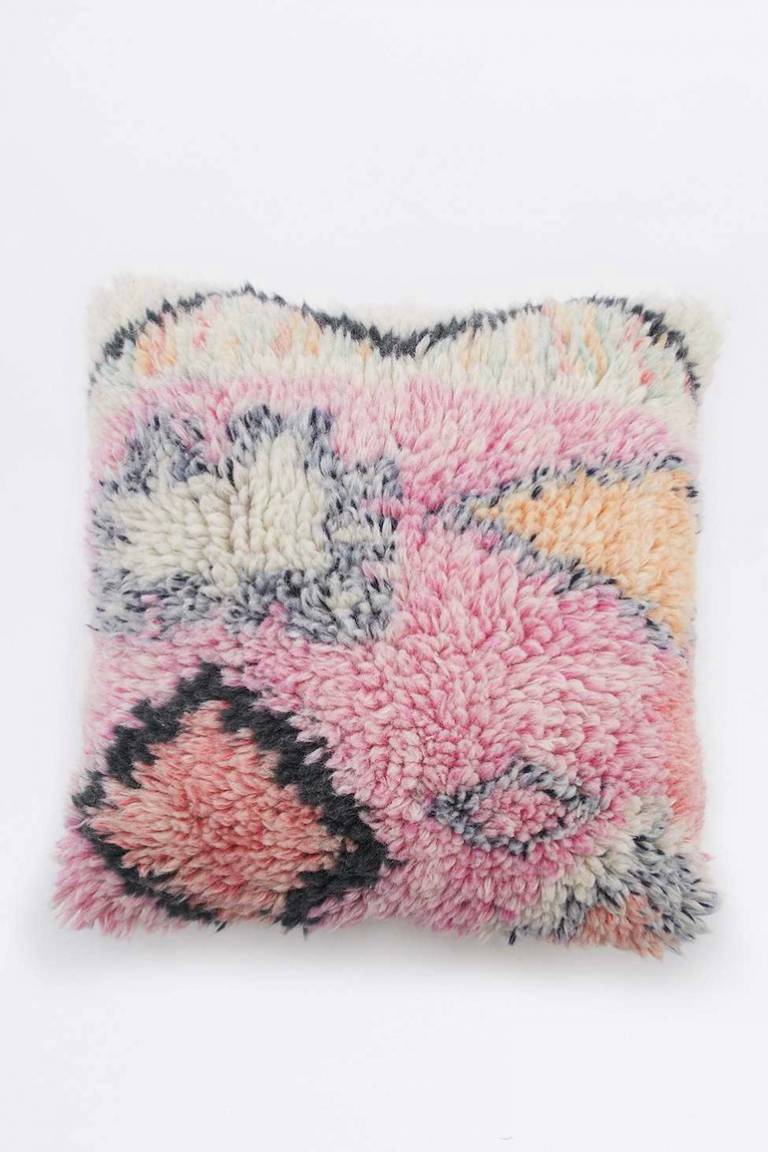 Coussin Fourrure // Hëllø Blogzine blog deco & lifestyle www.hello-hello.fr