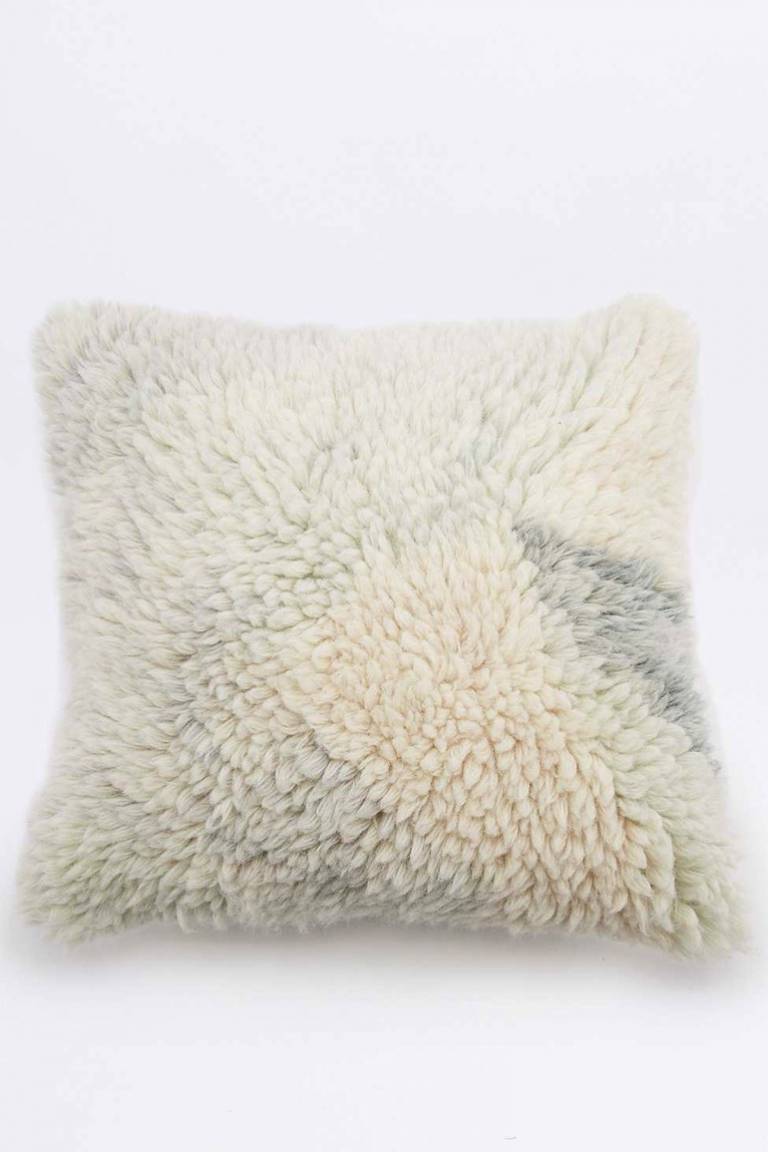 Coussin Fourrure // Hëllø Blogzine blog deco & lifestyle www.hello-hello.fr