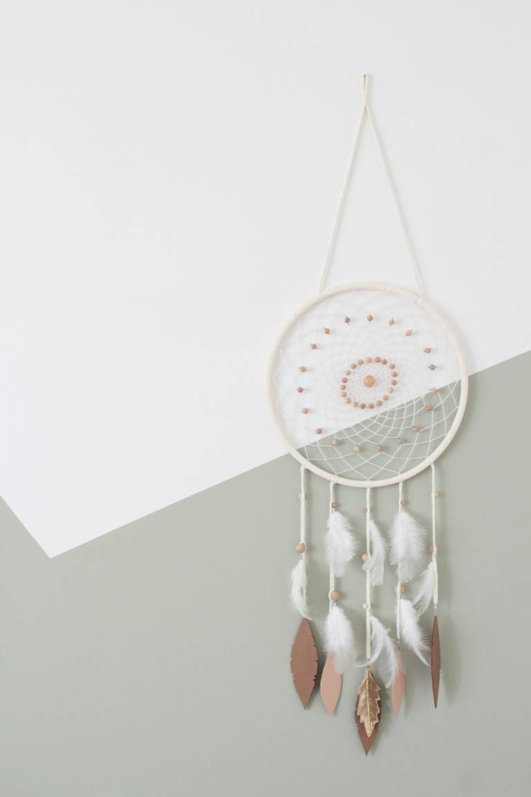 Un dreamcatcher dans une chambre de bébé. L'appartement chic, moderne et parisien de la blogueuse française Inside Closet // Hëllø Blogzine blog deco & lifestyle www.hello-hello.fr