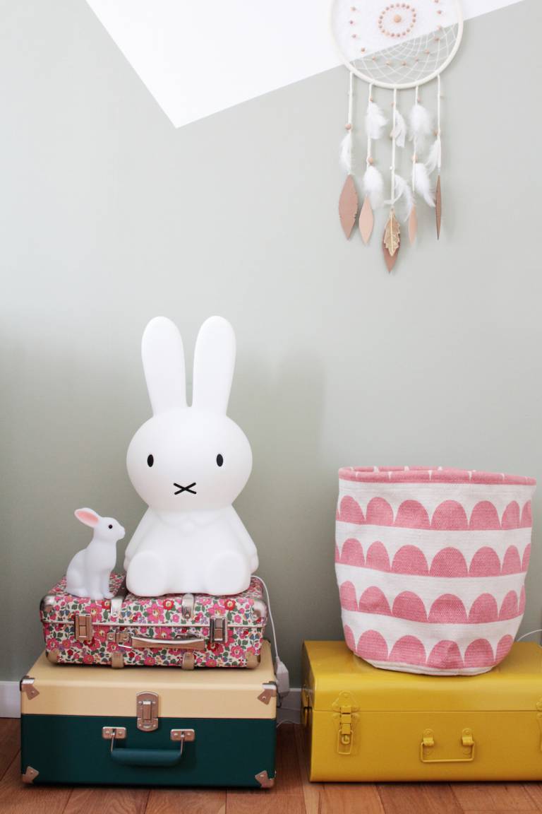 La lampe lapin Miffy. L'appartement chic, moderne et parisien de la blogueuse française Inside Closet // Hëllø Blogzine blog deco & lifestyle www.hello-hello.fr