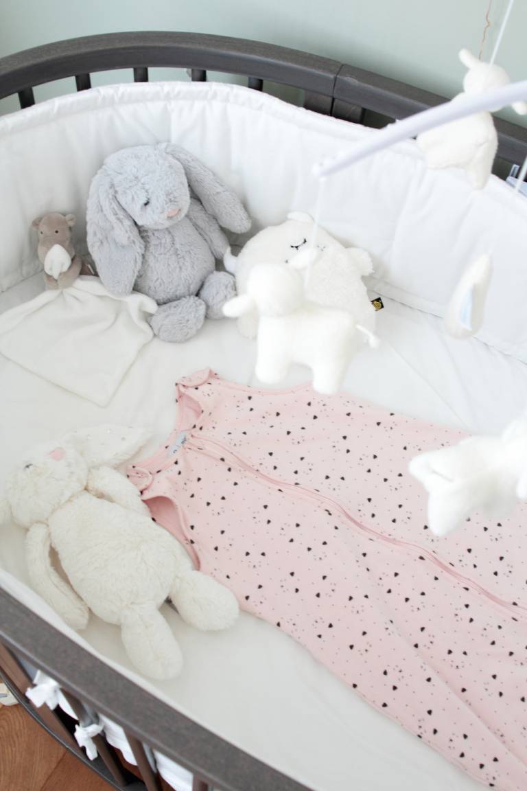 La lampe lapin Miffy. L'appartement chic, moderne et parisien de la blogueuse française Inside Closet // Hëllø Blogzine blog deco & lifestyle www.hello-hello.fr
