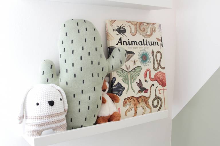 Coussin cactus. Jolis livres pour enfants. Animalium, Castermann. L'appartement chic, moderne et parisien de la blogueuse française Inside Closet // Hëllø Blogzine blog deco & lifestyle www.hello-hello.fr