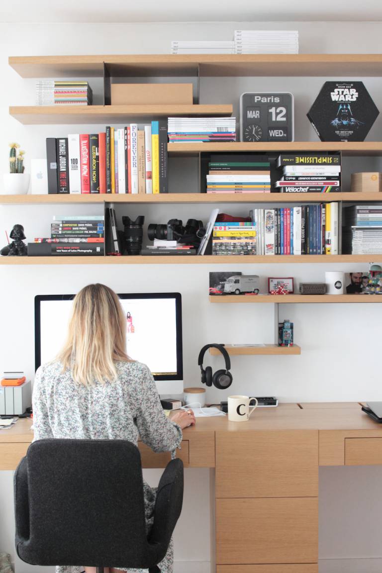 Bureau et bibliothèque intégrée. L'appartement chic, moderne et parisien de la blogueuse française Inside Closet // Hëllø Blogzine blog deco & lifestyle www.hello-hello.fr