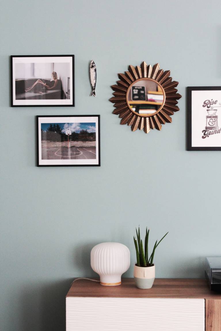 Mur de cadres et miroir soleil vintage au-dessus d'une enfilade. L'appartement chic, moderne et parisien de la blogueuse française Inside Closet // Hëllø Blogzine blog deco & lifestyle www.hello-hello.fr