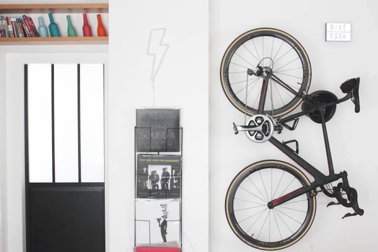 Fixie accroché au mur et porte verrière coulissante. L'appartement chic, moderne et parisien de la blogueuse française Inside Closet // Hëllø Blogzine blog deco & lifestyle www.hello-hello.fr