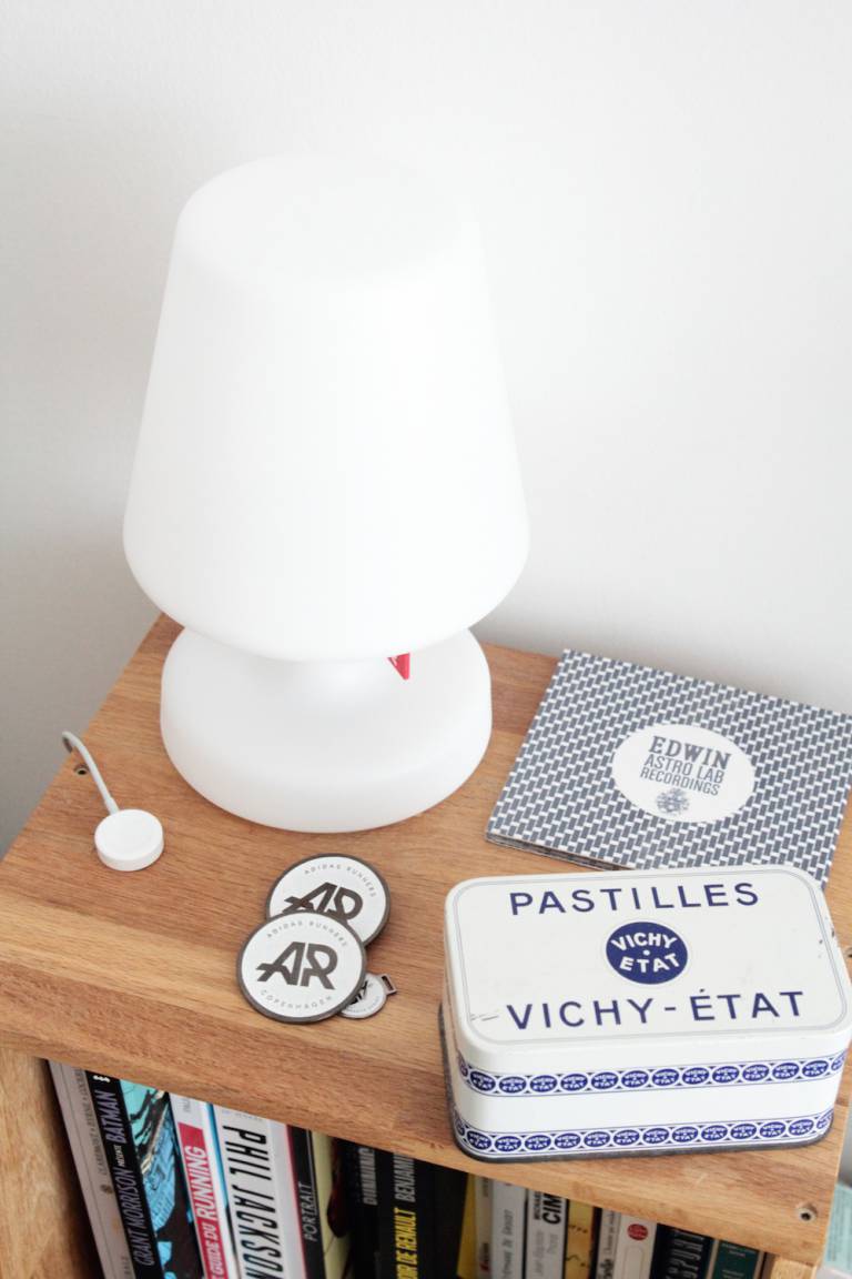 Lampe de chevet fatboy et pastilles vichy vintage. L'appartement chic, moderne et parisien de la blogueuse française Inside Closet // Hëllø Blogzine blog deco & lifestyle www.hello-hello.fr