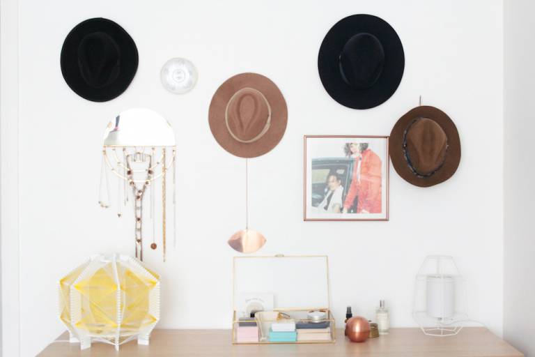Mur de chapeaux dans la chambre, porte-bijoux miroir et lampe jaune Julie Lansom. L'appartement chic, moderne et parisien de la blogueuse française Inside Closet // Hëllø Blogzine blog deco & lifestyle www.hello-hello.fr