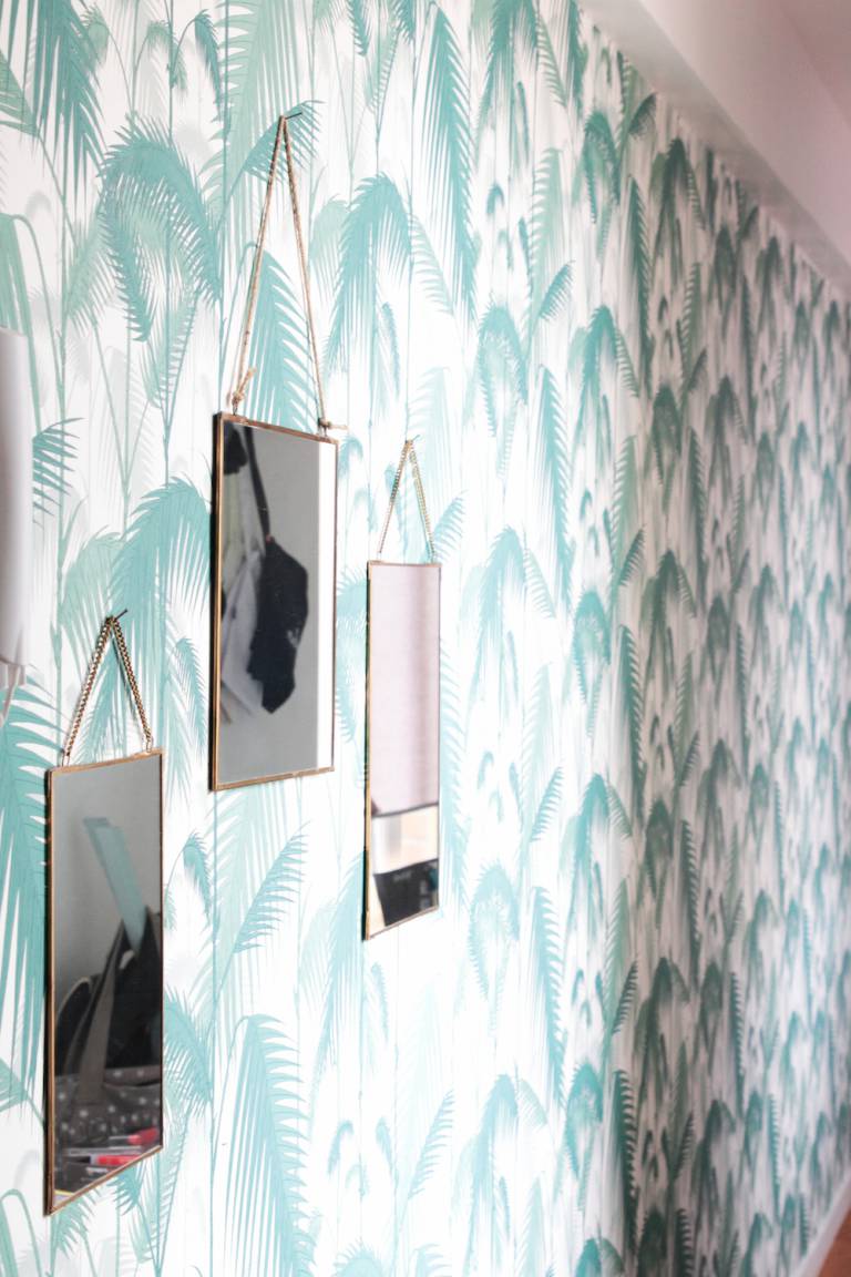 Papier peint palm, feuilles de palmier, Cole and son. Miroirs suspendus. L'appartement chic, moderne et parisien de la blogueuse française Inside Closet // Hëllø Blogzine blog deco & lifestyle www.hello-hello.fr
