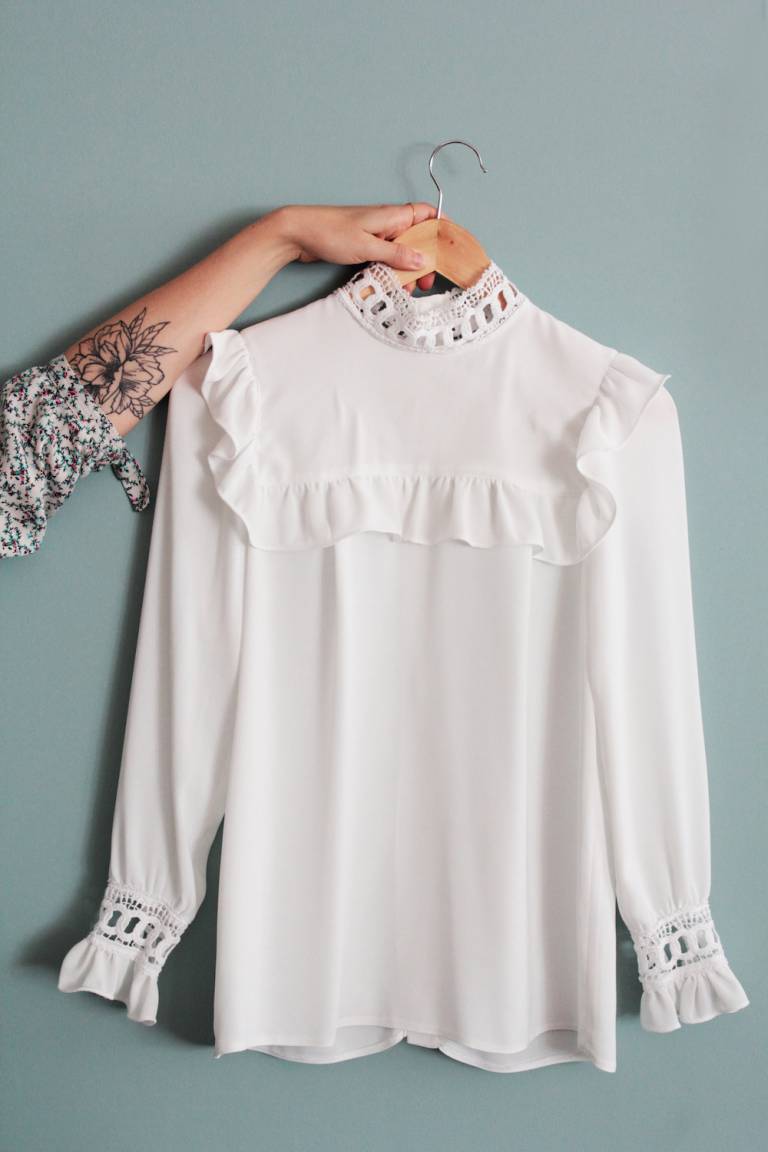 Blouse blanche Harpe. L'appartement chic, moderne et parisien de la blogueuse française Inside Closet // Hëllø Blogzine blog deco & lifestyle www.hello-hello.fr