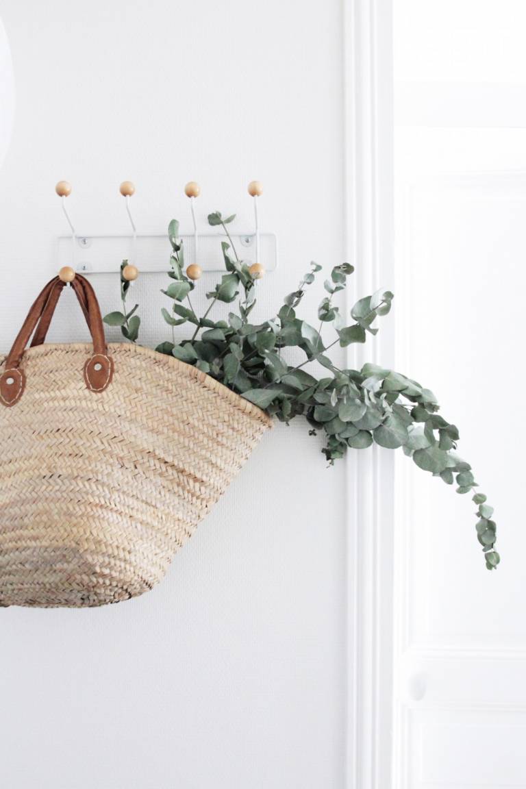 De l'eucalyptus dans un panier // Hëllø Blogzine blog deco & lifestyle www.hello-hello.fr