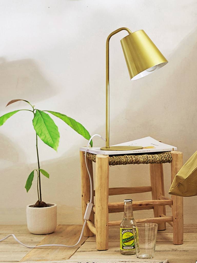 Un tabouret en bois brut en guise de table de nuit // Hëllø Blogzine blog deco & lifestyle www.hello-hello.fr
