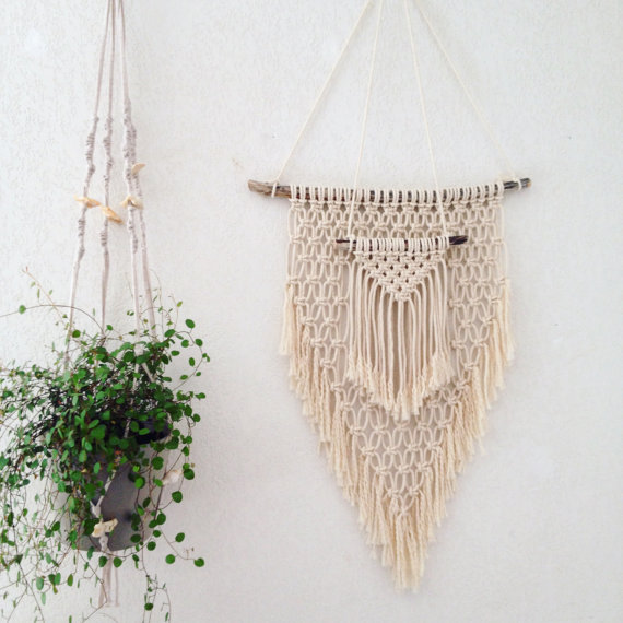 Déco murale en macramé, tissage et plante suspendue // Hëllø Blogzine blog deco & lifestyle www.hello-hello.fr