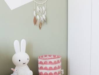 La lampe lapin Miffy. L'appartement chic, moderne et parisien de la blogueuse française Inside Closet // Hëllø Blogzine blog deco & lifestyle www.hello-hello.fr