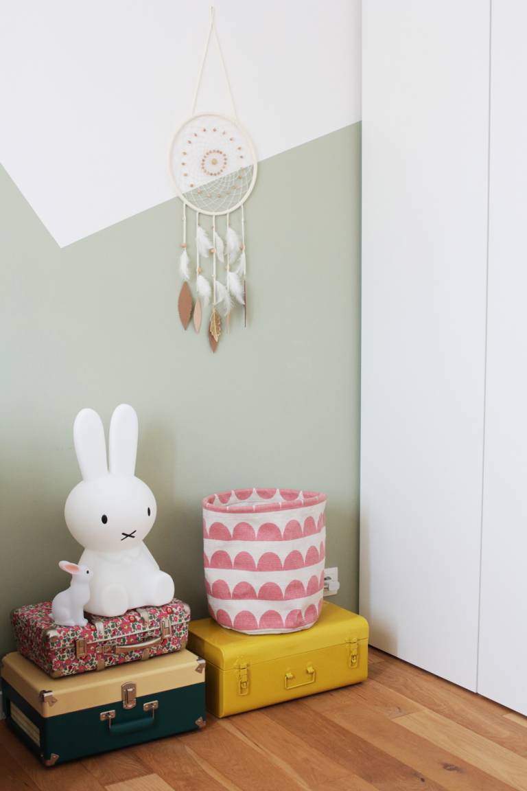 La lampe lapin Miffy. L'appartement chic, moderne et parisien de la blogueuse française Inside Closet // Hëllø Blogzine blog deco & lifestyle www.hello-hello.fr