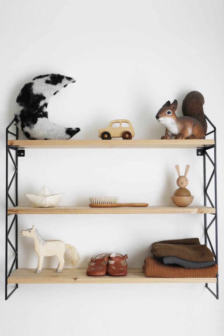 Déco chambre d'enfant rétro et nature. Etagère Maisons du Monde // Hëllø Blogzine blog deco & lifestyle www.hello-hello.fr