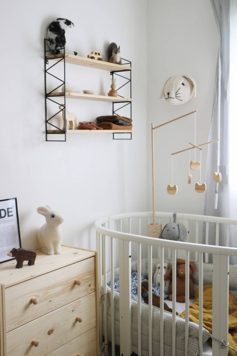 Déco chambre d'enfant rétro et nature. Lit Stokke // Hëllø Blogzine blog deco & lifestyle www.hello-hello.fr