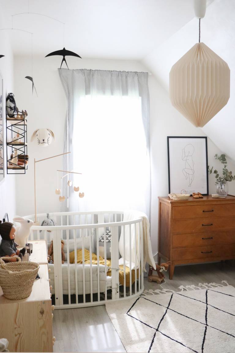 Déco chambre d'enfant rétro et nature. Lit Stokke // Hëllø Blogzine blog deco & lifestyle www.hello-hello.fr