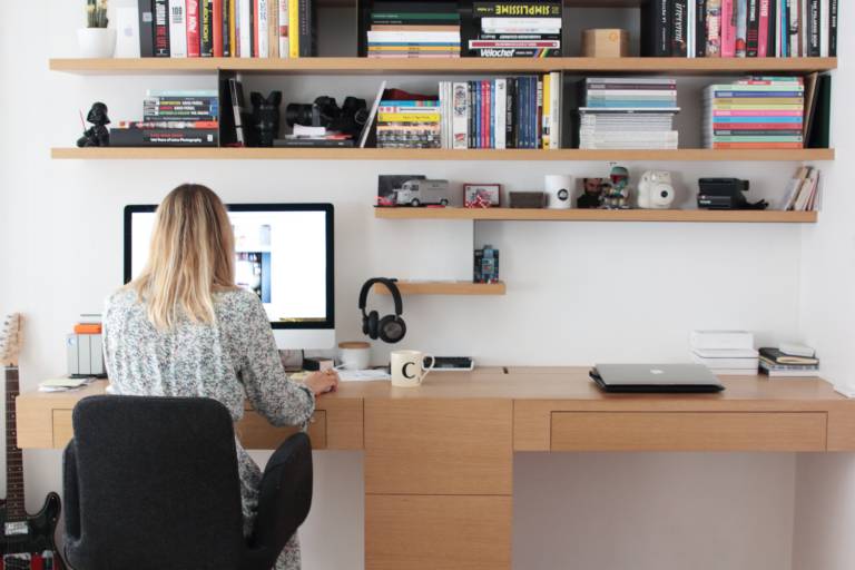 Bureau sur mesure. L'appartement chic, moderne et parisien de la blogueuse française Inside Closet // Hëllø Blogzine blog deco & lifestyle www.hello-hello.fr
