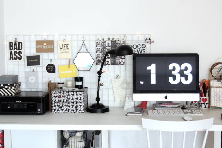Bureau black and white. Chez Azzed // Hëllø Blogzine blog deco & lifestyle www.hello-hello.fr