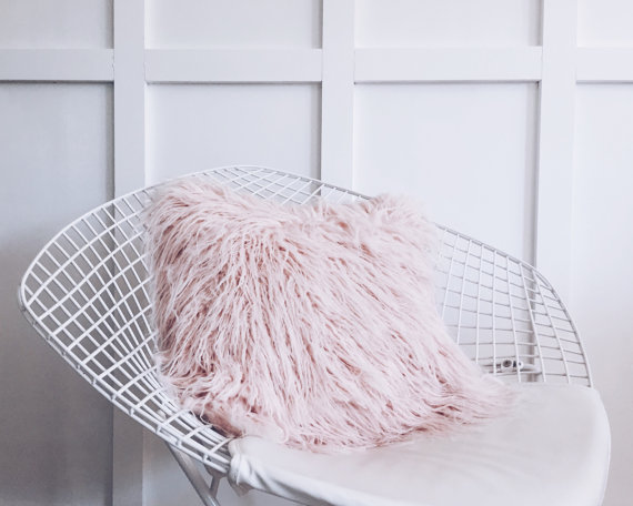 Coussin fausse fourrure rose // Hëllø Blogzine blog deco & lifestyle www.hello-hello.fr