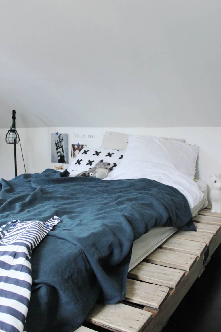 Chambre d'Ado Urban Jungle Lit Palette // Hëllø Blogzine blog deco & lifestyle www.hello-hello.fr