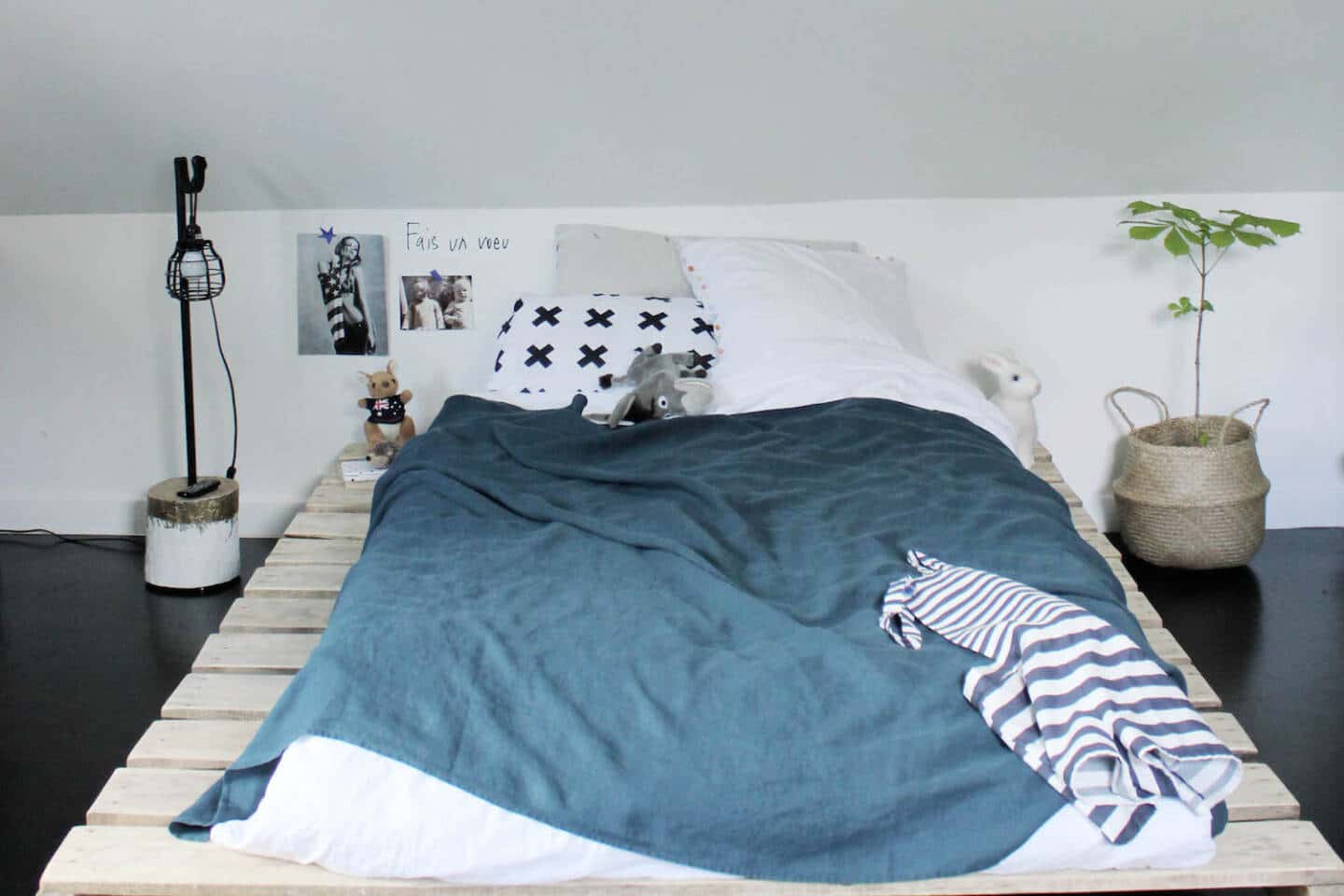 Chambre d'Ado Urban Jungle Lit Palette // Hëllø Blogzine blog deco & lifestyle www.hello-hello.fr