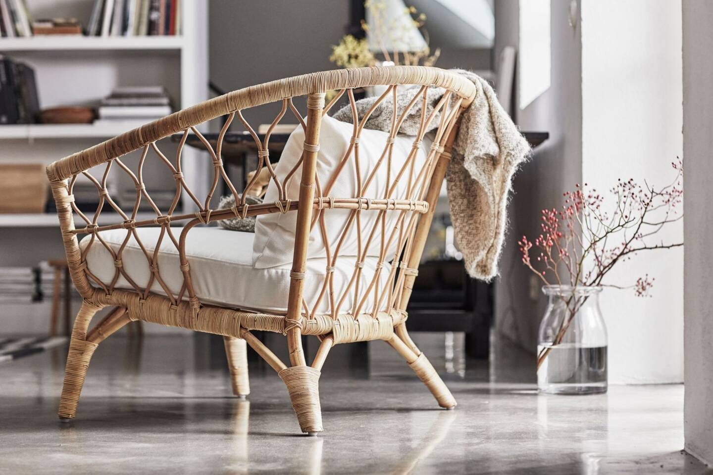 Fauteuil en rotin ajouré Ikea // Hëllø Blogzine blog deco & lifestyle www.hello-hello.fr