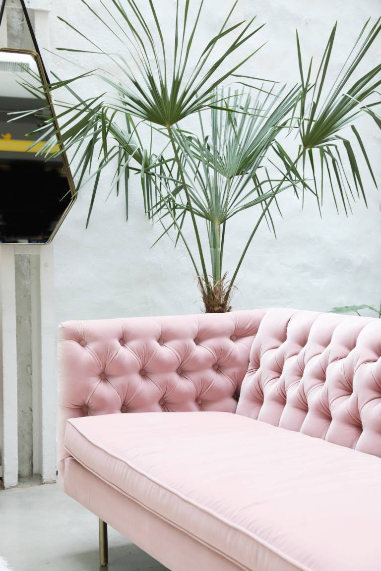 Un salon glamour mixant velours et laiton // Hëllø Blogzine blog deco & lifestyle www.hello-hello.fr