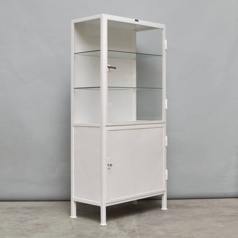 Belle armoire vitrine // Hëllø Blogzine blog deco & lifestyle www.hello-hello.fr