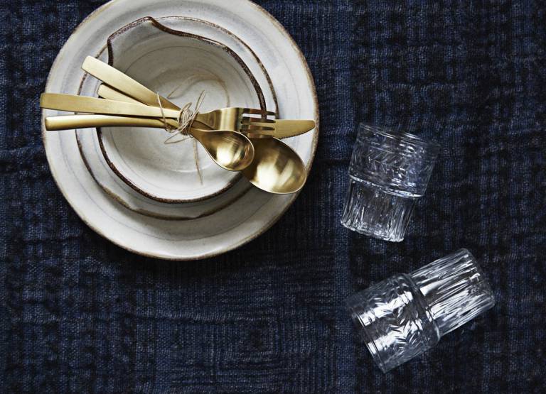 Des couverts dorés pour une table de fête // Hellø Blogzine - blog déco lifestyle - www.hello-hello.fr