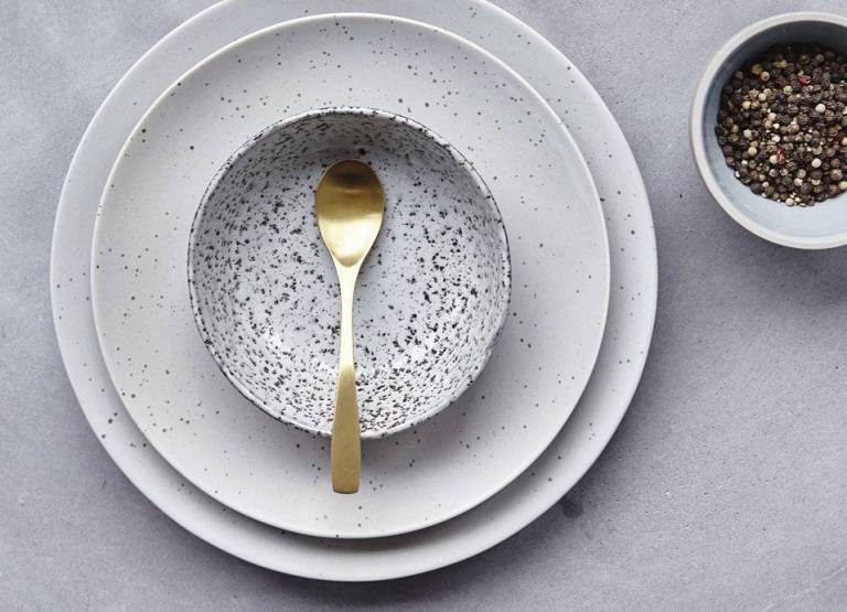 Des couverts dorés pour une table de fête // Hellø Blogzine - blog déco lifestyle - www.hello-hello.fr