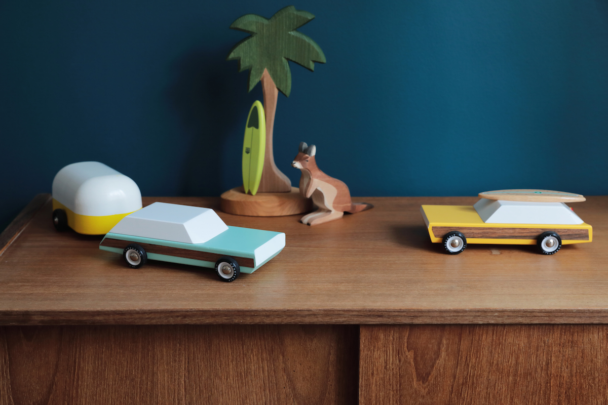 Les voitures en bois à la carrosserie vintage Candylab Toys