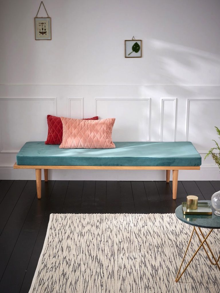 Banquette daybed en bois et velours // Hëllø Blogzine blog deco lifestyle www.hello-hello.fr
