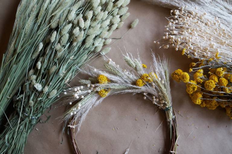 DIY – Une couronne de Noël en fleurs séchées // Hellø Blogzine – Blog déco lifestyle – www.hello-hello.fr