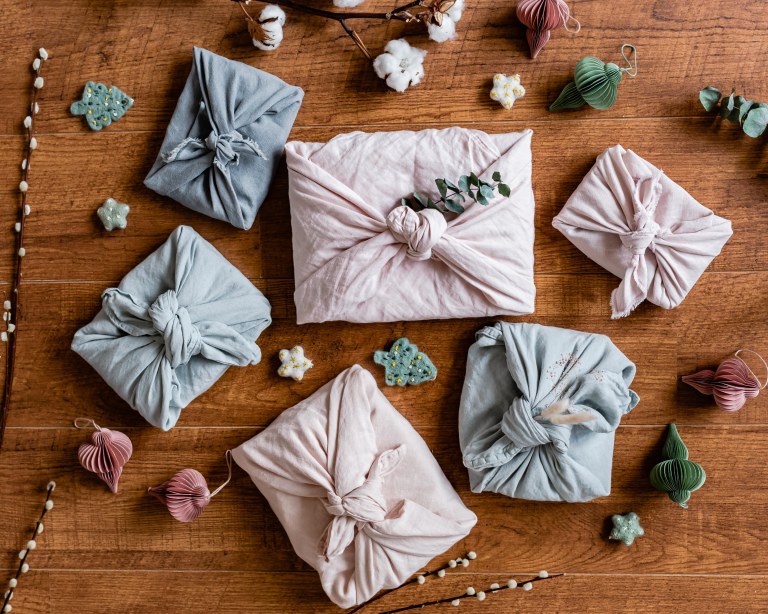 DIY : Le Furoshiki, l’emballage cadeau zéro déchet // Hello Blogzine - Blog déco