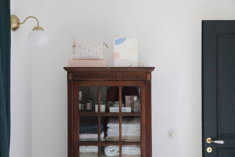 La maison à la déco vintage aux accents anglais de Maï, créatrice de la marque de bijoux Marceline // Hellø Blogzine blog deco & lifestyle www.hello-hello.fr