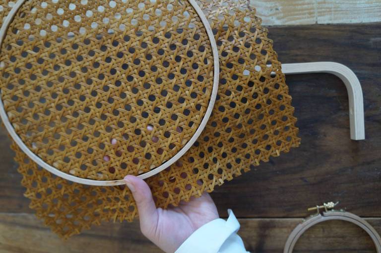 DIY : une applique minimaliste en cannage // Hellø Blogzine blog deco lifestyle www.hello-hello.fr