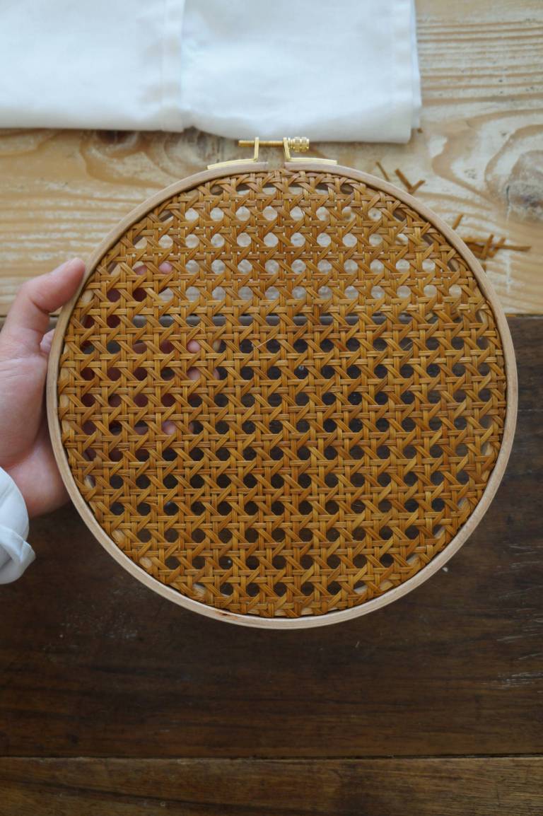 DIY : une applique minimaliste en cannage // Hellø Blogzine blog deco lifestyle www.hello-hello.fr