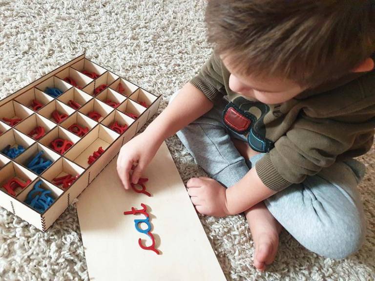 Matériel et jeux éducatifs Montessori Waldorf pour faire apprendre à la maison // Hellø Blogzine Blog déco Lifestyle - www.hello-hello.fr