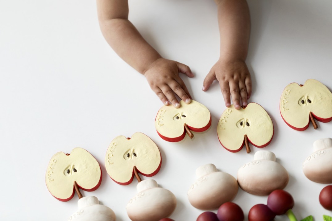 Jouets de bain et jouet de dentition écologique en hévéa Oli and Carol // Hellø Blogzine blog deco & lifestyle www.hello-hello.fr