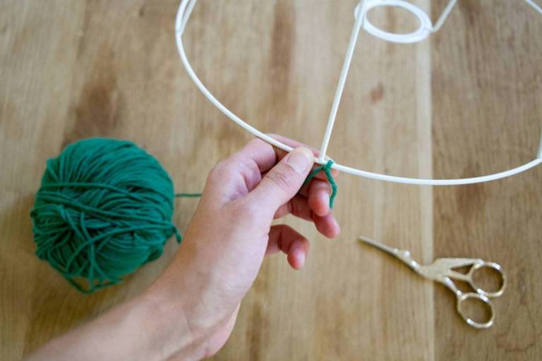 DIY – Une lampe en laine colorée // Hëllø Blogzine blog deco & lifestyle www.hello-hello.fr 