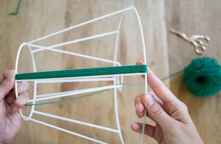 DIY – Une lampe en laine colorée // Hëllø Blogzine blog deco & lifestyle www.hello-hello.fr 