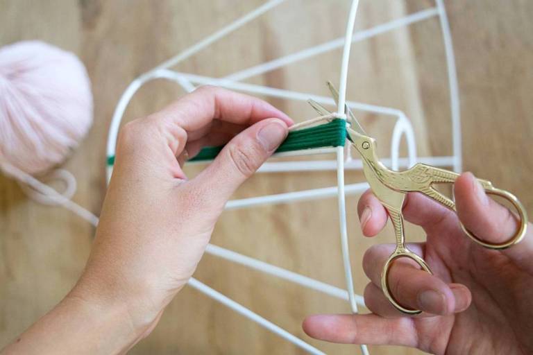 DIY – Une lampe en laine colorée // Hëllø Blogzine blog deco & lifestyle www.hello-hello.fr 