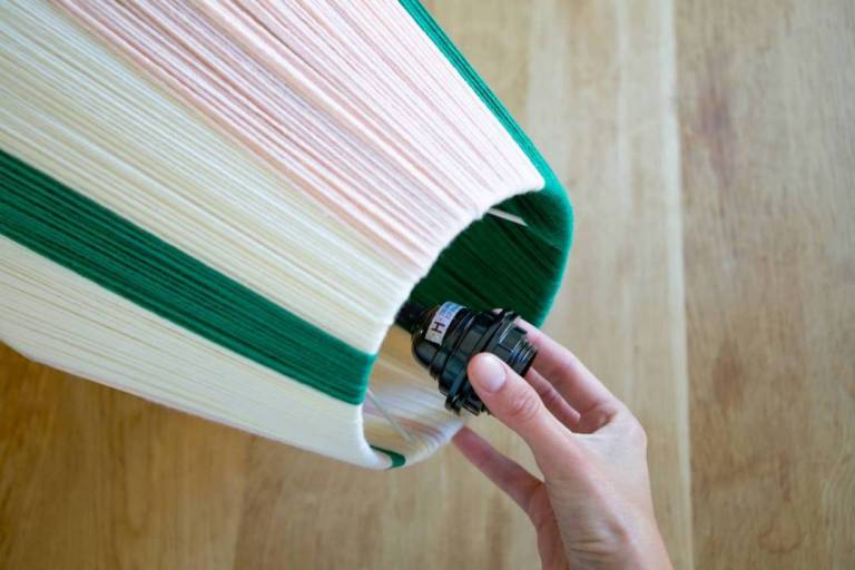 DIY – Une lampe en laine colorée // Hëllø Blogzine blog deco & lifestyle www.hello-hello.fr 