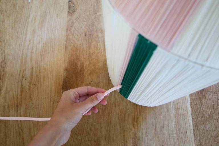 DIY – Une lampe en laine colorée // Hëllø Blogzine blog deco & lifestyle www.hello-hello.fr 